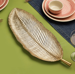 Assiette de service en laiton doré, élégante, en forme de feuille, faite à la main, polie, design solide, style glamour, durable, pour les fêtes - Product Image 6