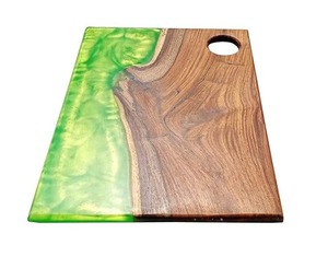 Planche à découper artisanale en bois et résine époxy de qualité supérieure avec un design à grain naturel pour une utilisation en cuisine - Product Image 3