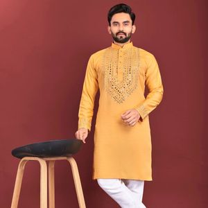 Conjunto de Kurta de seda suave con trabajo artesanal de espejos reales en el cuello y las mangas, y pijama de algodón, precio al por mayor por Royal Export. - Product Image 6