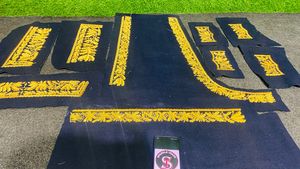 Manteau Napoléon en Velours Noir Style Rococo Français, Meilleure Vente, avec Jabot et Manchettes en Dentelle Gratuits et Broderies Dorées - Product Image 3