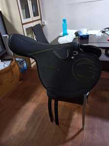 Sillín de Carreras Inglés Sintético de Larga Duración con Estructura de Plástico Resistente, Herrajes de Acero Inoxidable Personalizables y Marca a Medida - Product Image 2