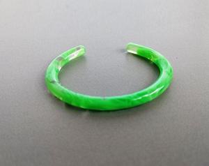 Bracelet jonc élégant en résine de couleur unie pour un usage quotidien et la mode - Product Image 2