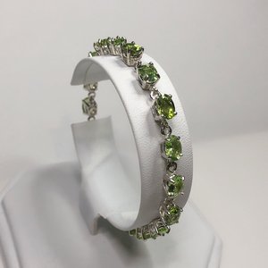 Pulsera con Dije de Peridoto en Plata de Ley, Joyería de Lujo de Alta Calidad, Regalo para Mujer - Piedra de Nacimiento de Agosto, San Valentín, Aniversario - Product Image 1