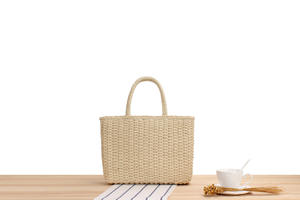 Experimente el lujo silencioso con este hermoso bolso de hilo natural que presenta una forma rectangular estructurada y una textura tejida cálida. - Product Image 5