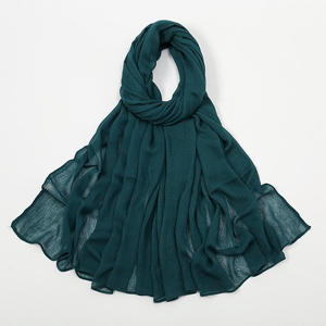 ผ้าพันคอแบบม้วนขอบยาวขายดีที่สุดในตะวันออกกลางสำหรับผู้หญิง มาเลเซีย อินโดนีเซีย ผ้าคลุมศีรษะสีพื้นเรียบง่าย รับสั่งทำโลโก้ - Product Image 4