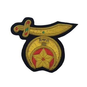 Badges de blazer en fil d'or faits à la main, brodés sur mesure, en vente - Product Image 2