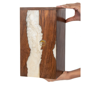 Urne funéraire unique en bois et onyx, artisanale, avec grain de bois naturel et élégante incrustation en pierre d'onyx par AYAANS - Product Image 6