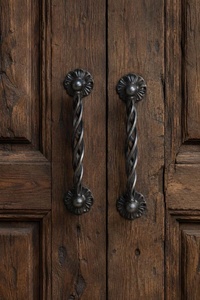 Poignée de portail en fer forgé traditionnelle, avec un design torsadé et des motifs floraux aux deux extrémités ; convient à tous les types de portails. - Product Image 2