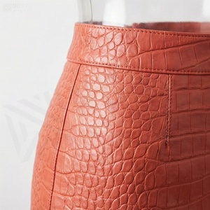Jupe crayon mini en similicuir pour femme, taille haute, motif crocodile embossé, avec fente latérale, style sexy, à porter toute l'année - Product Image 5