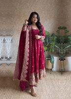 Robe Anarkali en satin Fandy de qualité supérieure avec broderie Zari et sequins, entièrement cousue, avec dupatta