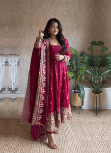 ชุดเดรส Anarkali ผ้าซาตินพรีเมียม พร้อมงานปักดิ้นทองและเลื่อม  แบบเย็บสำเร็จพร้อมผ้าคลุมไหล่ - Product Image 1