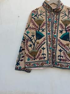 Veste en coton gaufré brodée à la main Suzani |   Manteau d'hiver ethnique coloré |   Cadeau pour elle : Veste - Product Image 4