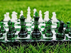 Juego de Estrategia de Resina Verde Jade y Blanca de Lujo, Inspirado en Malaquita, Regalo Artesanal Único - Product Image 6