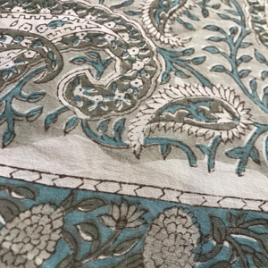 Tissu 100% coton imprimé à la main, motif floral Paisley bleu sarcelle et gris |   Fournisseur de textiles en gros à Jaipur - Product Image 4