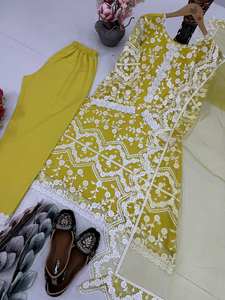 Conjunto de traje étnico completamente cosido con top de crepé natural pesado con bordado y adornos de moti, salwar farsi y dupatta de seda. - Product Image 3