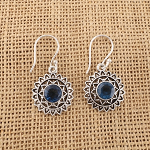 Boucles d'oreilles pendantes artisanales en argent sterling 925 avec topaze bleue ronde et laiton, serties en clos, bijoux fantaisie - Product Image 2
