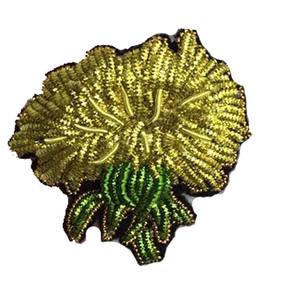 Broche florale perlée faite à la main, épinglette de mode brodée, badge décoratif en forme de fleur avec broderie détaillée en perles de rocaille et fil. - Product Image 5