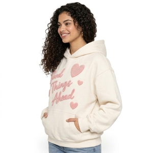 Sweats à capuche tendance pour femmes avec impression en relief de qualité supérieure, tissu confortable, graphismes 3D distinctifs et un style streetwear élégant. - Product Image 3