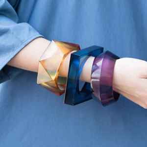 Bracelet en résine fait à la main avec motif d'étoile sculptée, bijoux de forme ronde violette pour femmes, accessoire de mode - Product Image 2