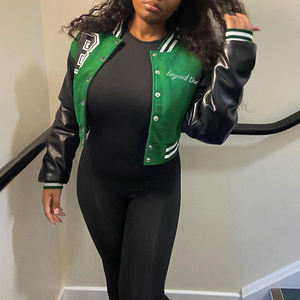 เสื้อแจ็คเก็ตเบสบอลแบบครอปสำหรับผู้หญิง แบรนด์ OEM ผลิตจากผ้าเชนิลล์ปักลายหนัง พิมพ์ลายสตรีทแวร์ พร้อมปักโลโก้ตามสั่ง - Product Image 3