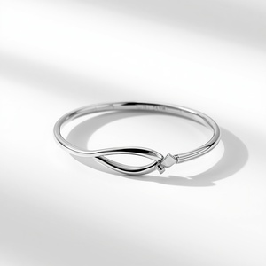 Brazalete de Oro Blanco Sólido de Lujo para Mujer con Diseño Cruzado Esculpido y Acento Solitario, Fabricante de Joyería Fina - Product Image 2