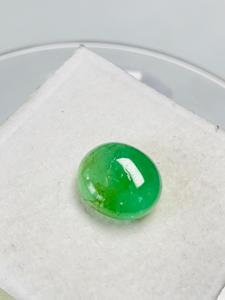 Esmeralda Zambiana Natural, Corte Oval Cabochon, 7.48 CTS, Color Verde Atractivo, Brillo Fino, Calidad de Colección, Joyería IGI - Product Image 1