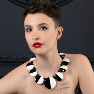 Collier en résine de très bonne qualité, très élégant, pour femmes et filles, à porter lors de fêtes et de mariages, collier en résine multicolore - Product Image 2