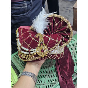 Turbante de Terciopelo Marrón para Novio |   Safa Rojo Rubí para Bodas Indias Kalangi - Product Image 1