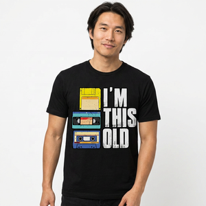 เสื้อยืดกราฟิกพิมพ์ลายเทปคาสเซ็ตและฟล็อปปี้ดิสก์สไตล์เรโทรสำหรับผู้ชาย แขนสั้น สีดำ ทรงปกติ - Product Image 6