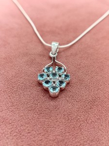 Pendentif en cristal de quartz aigue-marine avec chaîne, élégant collier en pierre précieuse bleue, cadeau de bijoux pour femmes, design de mode unique - Product Image 2