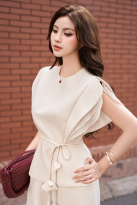 Blusa Elegante de Mujer con Cuello Redondo y Manga Corta, con Cinturón de Borlas y Peplum, Color Sólido, Corte Regular, para Todas las Temporadas, ODM OEM - Product Image 5