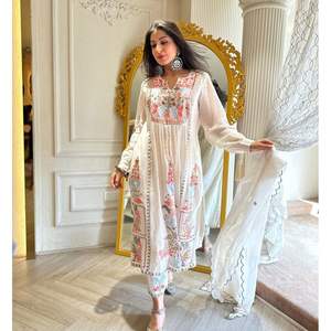 Ensemble de costumes de soirée pour femmes de créateur avec une belle Dupatta - Product Image 4