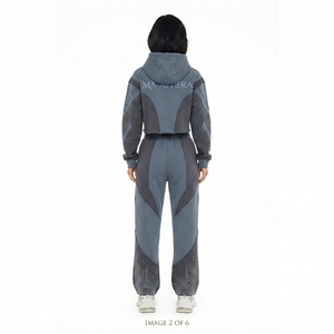 Conjunto Deportivo de Dos Piezas para Mujer: Sudadera Corta con Cierre y Detalles de Pedrería en Bloques de Color y Pantalones Deportivos Anchos - Product Image 2