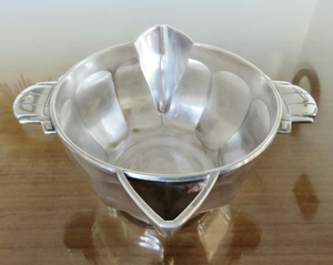 Salsera Clásica de Metal Pulido con Dos Asas, Tazón Festoneado y Boquilla para Servir, Accesorios de Comedor para el Hogar, Molde de Acero Inoxidable - Product Image 1