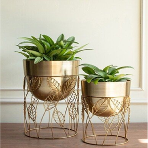 Exquisitas macetas de metal con hojas doradas y elegantes soportes para un estilo de hogar premium, disponibles a precios de mayorista. - Product Image 1