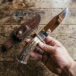 Cuchillo Skinner de Acero D2 Hecho a Mano, Mango de Cuerno, con Funda de Cuero, Acabado Espejo, Cuchillo para Exteriores - Product Image 1