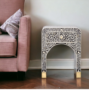 Mesa auxiliar con forma de U y detalles de hueso arqueado, con un cajón con diseño de enredaderas florales en blanco y negro y patas con remaches de latón. - Product Image 1
