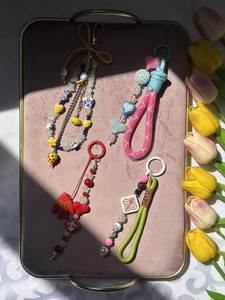 Porte-clés brodé de perles de qualité supérieure avec un motif fait main magnifique pour accessoires de boutique et emballage cadeau - Product Image 5
