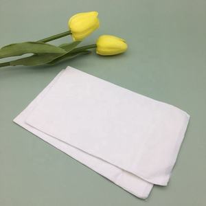 Serviettes de table en papier jetables de haute qualité, écologiques, pliées en 1/8, de forme ailée, blanches, avec une excellente absorption, pour restaurants - Product Image 1