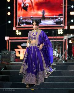 Conjunto de Lehenga Choli de Seda Crepé Natural Bordado en Morado para Mujer, Ropa de Fiesta Estilo Bollywood para Bodas y Festivales Pakistaníes e Indios - Product Image 2