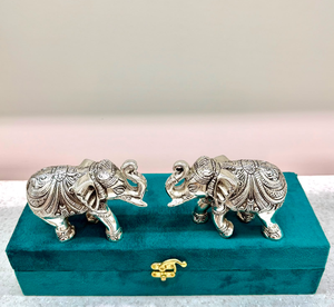 Figurines d'éléphants en aluminium Dhatukala Royal, paire, faites à la main, design Feng Shui, élégamment emballées dans une boîte cadeau en velours pour les mariages - Product Image 3