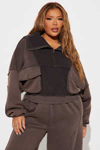 Conjunto Deportivo Personalizado para Mujer con Pedrería, Sudadera con Capucha y Pantalones Acampanados, Estilo Urbano - Product Image 6