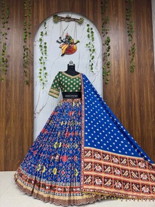 Ensemble Lehenga traditionnel indien avec broderie miroir, tenue de mariage, Lehenga Choli pour femmes, ensemble Lehenga en soie à imprimé numérique coloré - Product Image 6