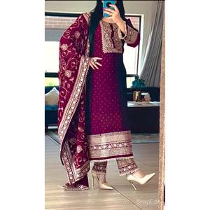 Ensemble haut long, pantalon et dupatta de style fantaisie - Vêtements indiens et pakistanais - Product Image 2