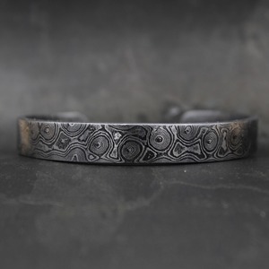 Brazalete de Acero de Damasco Forjado a Mano - Joyería Vikinga Única, Regalo de Aniversario Exclusivo, Brazalete Martillado - Product Image 3