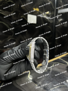 Montre automatique à cadran carré bicolore sertie de diamants, en acier inoxydable avec lunette et bracelet en diamants de laboratoire VVS, design de luxe - Product Image 4