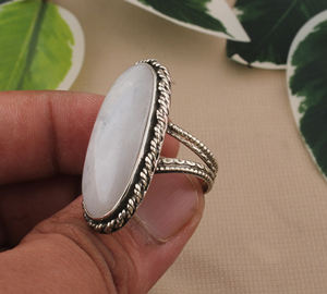 Anillo Solitario Clásico Boho Hecho a Mano con Engaste de Plata de Ley 925 y Gema Arcoíris de Corte Ovalado, Certificado Jaipur Party - Product Image 6