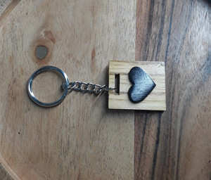 Porte-clés en forme de coeur avec logo gravé, métal durable, résine, bois de pin et design acrylique PU - Product Image 4