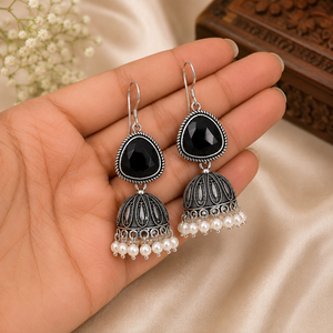 Boucles d'oreilles Jhumka en onyx noir |   Boucles d'oreilles pendantes en argent oxydé avec perles |   Bijoux Statement Gothiques Bohèmes |   Cadeau fait main pour femmes - Product Image 2