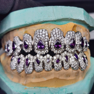 Grillz Hip Hop Personnalisé de Luxe avec Pierres Taillées Poire Violettes, Perles d'Eau Douce, Micro-Pavé Moissanite et Finition Plaqué Rhodium pour Dents - Product Image 6